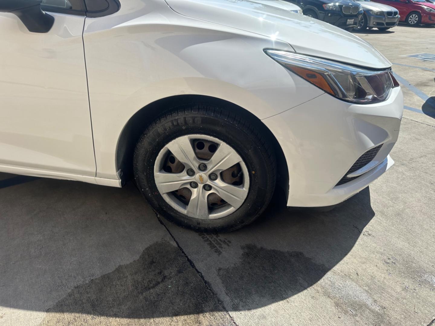 2018 WHITE /Black Chevrolet Cruze Cloth (1G1BC5SM6J7) with an 4Cylinder engine, Automatic transmission, located at 30 S. Berkeley Avenue, Pasadena, CA, 91107, (626) 248-7567, 34.145447, -118.109398 - Photo#9